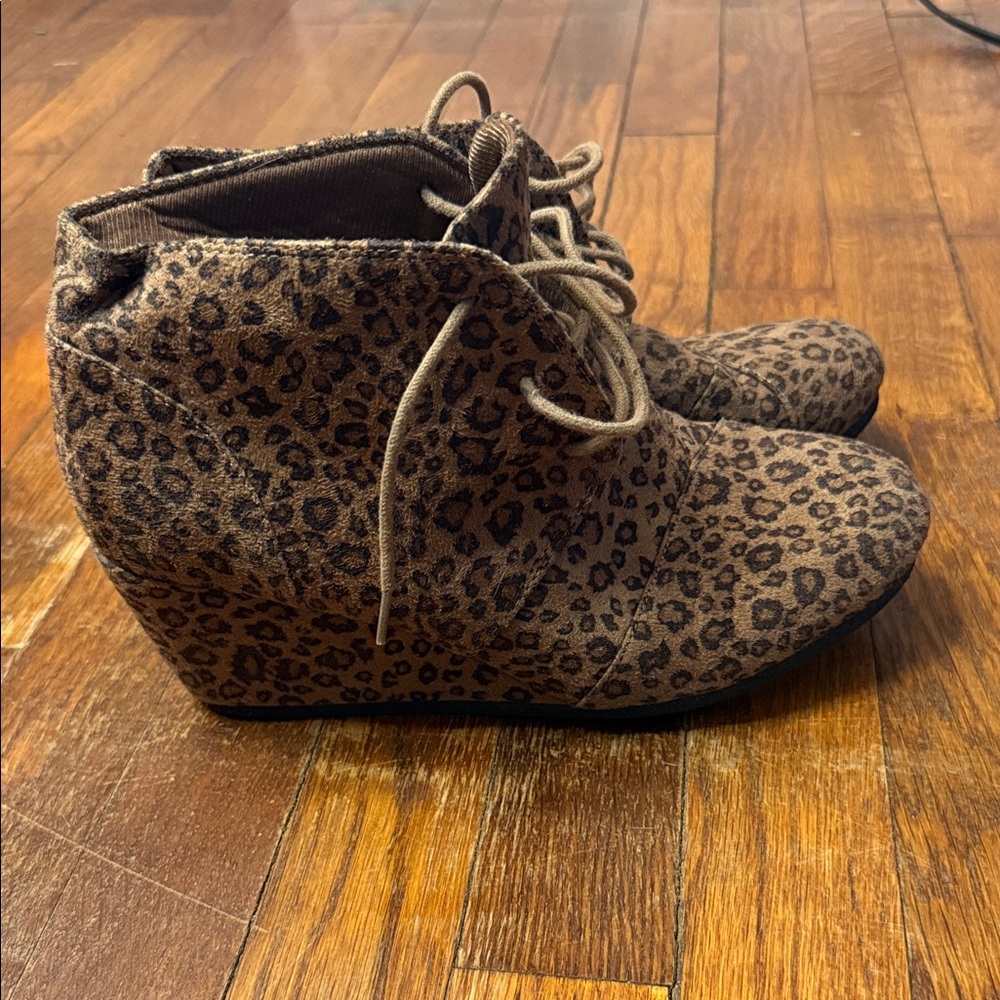 Cityclassified Leopard Print Lace-Up Ankle Boots